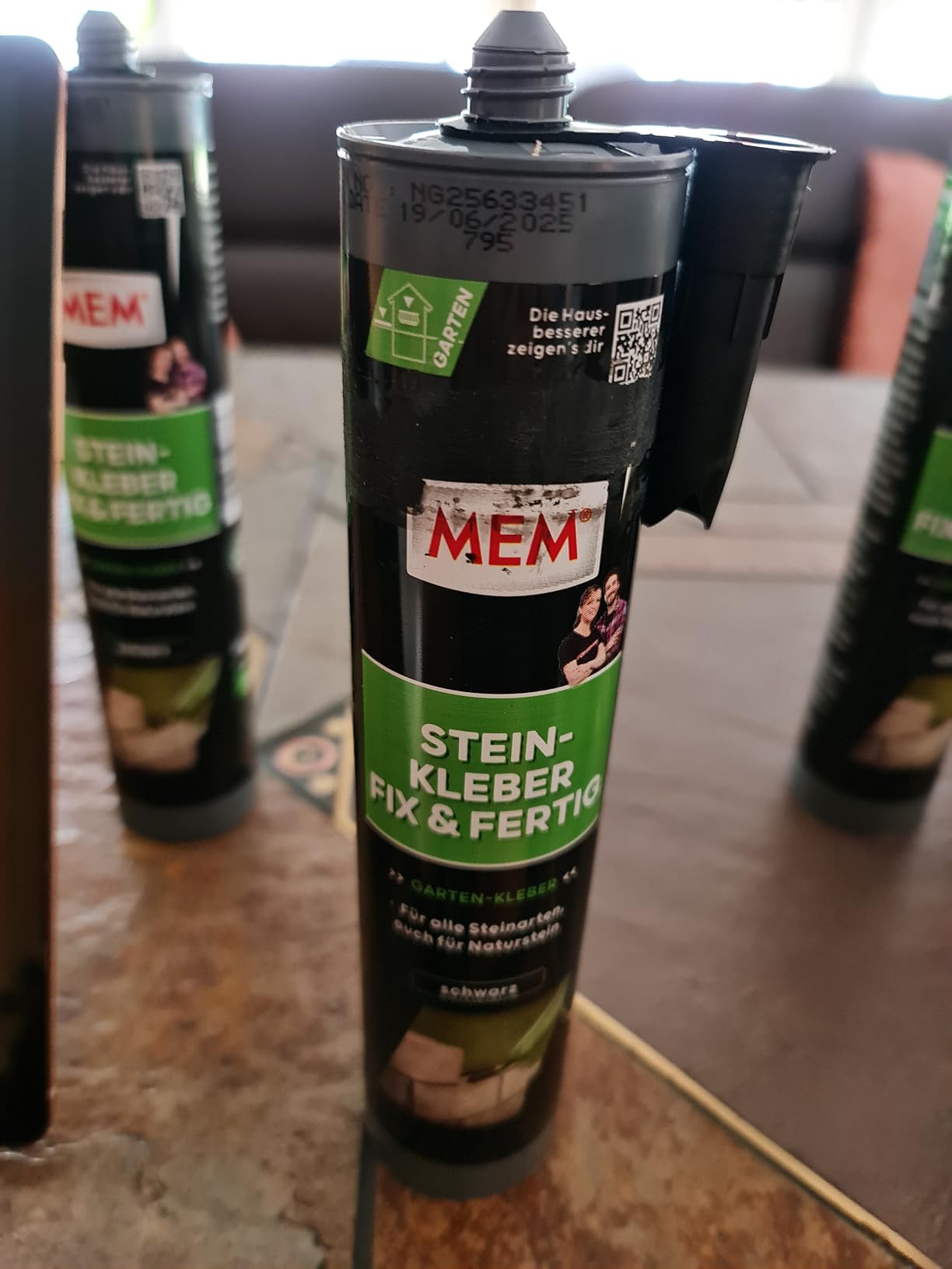 Verlässlicher Montagekleber für Stein – schwarze 445g Kartusche lässt sich sauber dosieren, haftet auf Beton, Ziegel und Naturstein innen wie außen sehr fest und härtet wetterfest aus, ideal für Ausbesserungen.