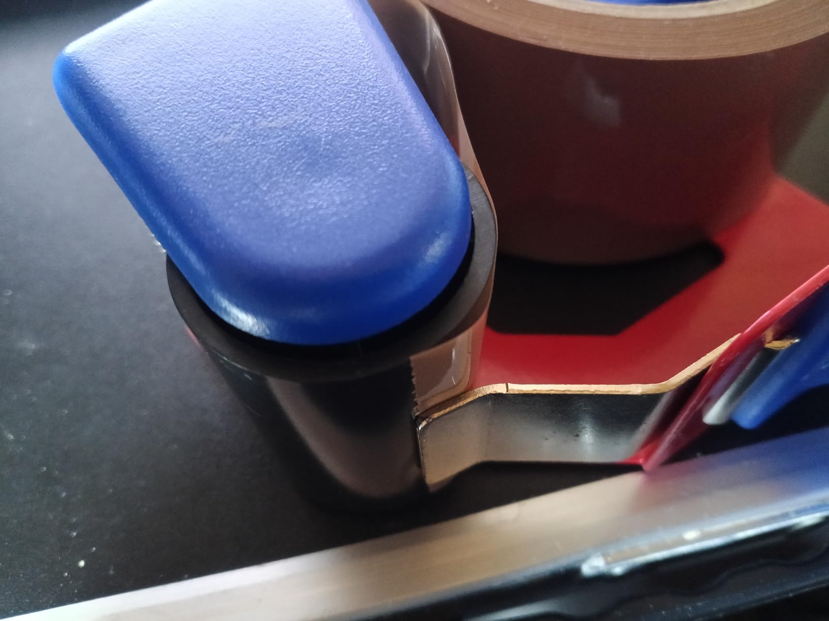 Klebt stark und leise